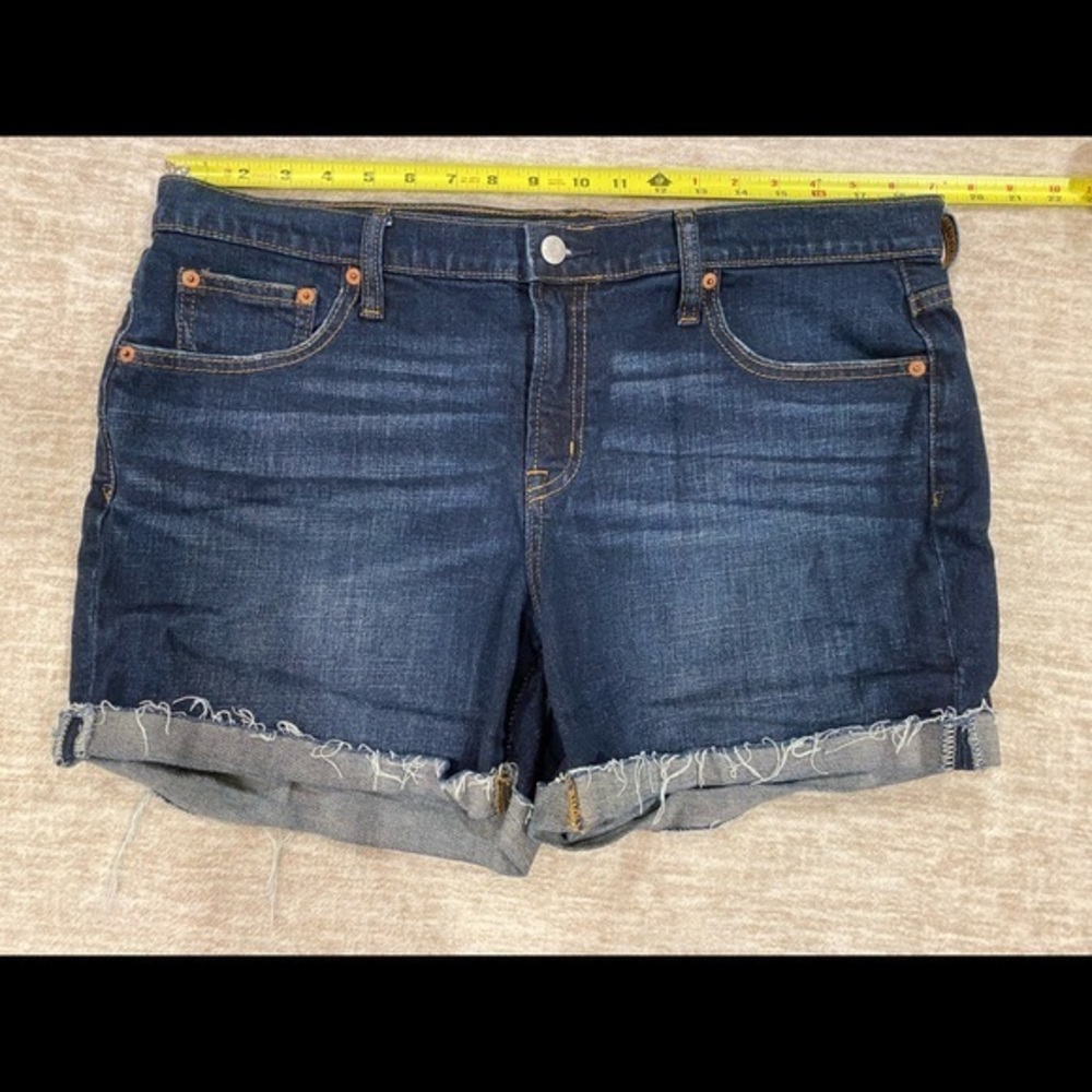 Gap women’s high waisted jean shorts with raw hem size 33